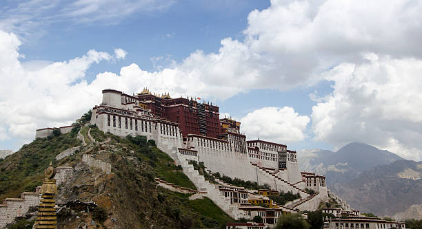 no tibete, o palácio de potala - tibet potala palace lhasa himalayas imagens e fotografias de stock