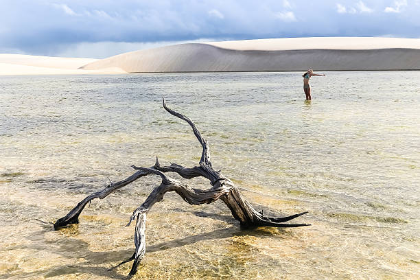 parque nacional dos lençóis maranhenses - shower women water outdoors imagens e fotografias de stock