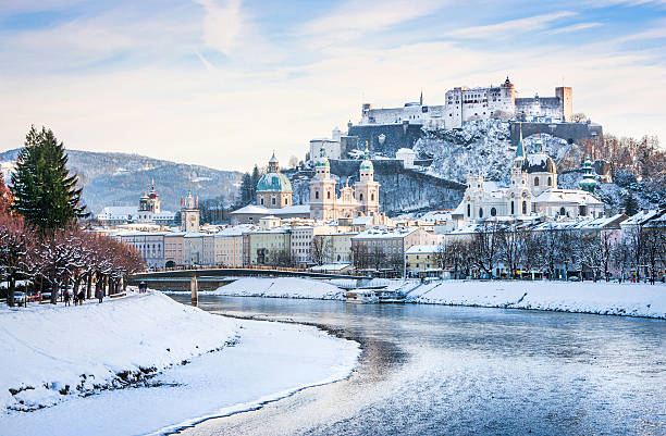 historische stadt salzburg mit salzach im winter, österreich - salzburg stock-fotos und bilder