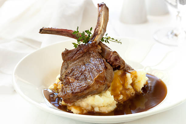 cutlets de cordero con puré de papas con gravy (salsa) - chuleta fotografías e imágenes de stock