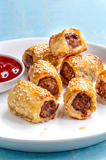 salsiccia rotoli - sausage roll foto e immagini stock