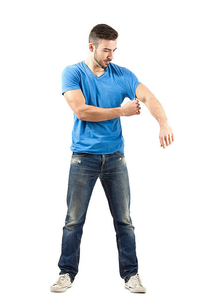 modelo de moda joven hombre tomando en su camisa azul - undressing pulling getting dressed man made object fotografías e imágenes de stock