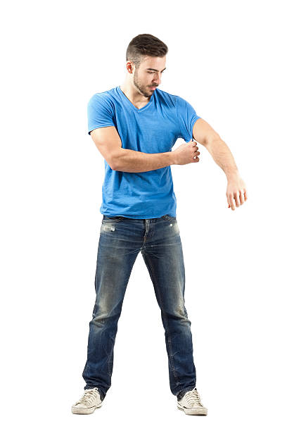 젊은 남자 패션모델 날아오름 그릐 파란색 셔츠를 - undressing pulling getting dressed concepts 뉴스 사진 이미지