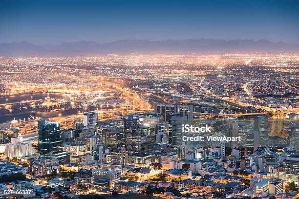 Vista Aérea De Ciudad Del Cabo De Signal Hill Después De La Puesta De Sol Foto de stock y más banco de imágenes de Ciudad