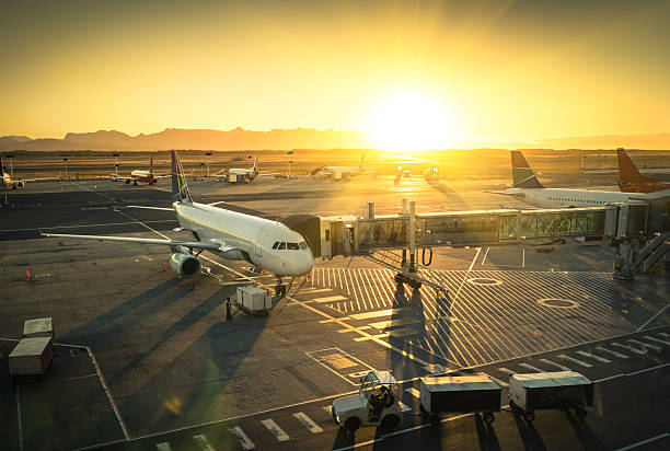 avión en la terminal del aeropuerto internacional de puerta listo para empezar - takeoff fotografías e imágenes de stock