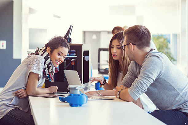 arranque el equipo de negocios trabajando juntos - 3d printing fotografías e imágenes de stock