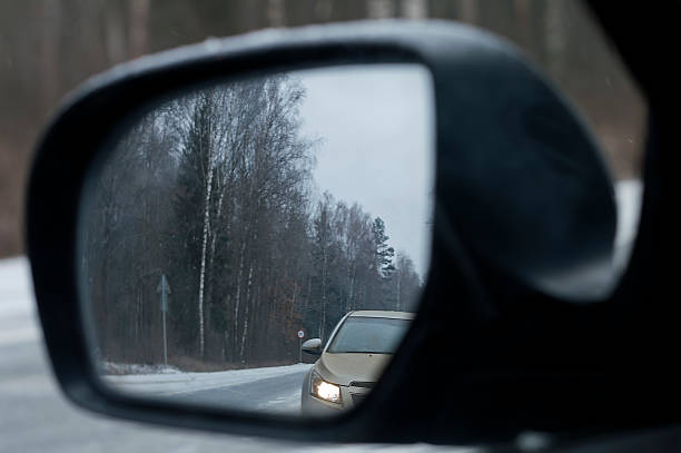 carro ultrapassar - snow driving side view mirror rain imagens e fotografias de stock
