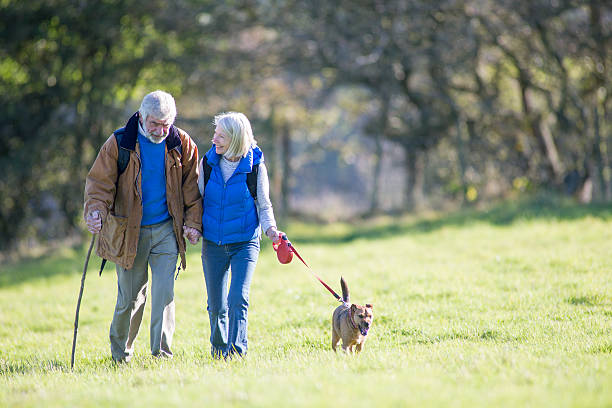 campo a pie - couple mature adult action walking fotografías e imágenes de stock