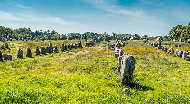 prähistorische megalithen maltas in carnac - hünengrab stock-fotos und bilder