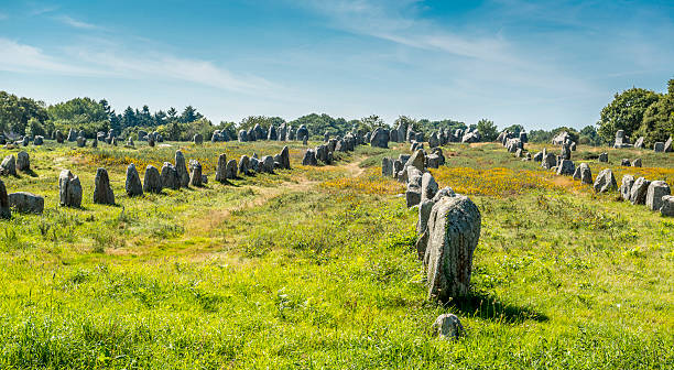 megaliths préhistorique à carnac - dolmen photos et images de collection