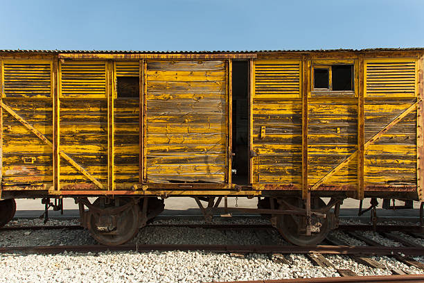 vieux wagon de train - death camp photos et images de collection