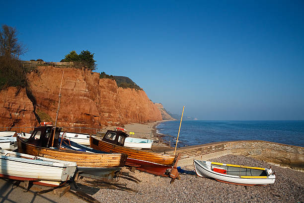 barche sulla spiaggia, regno unito. - sidmouth devon foto e immagini stock