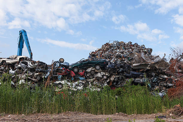 スクラップヤード、クラッシュカー、ブルースカイ - car old rusty scrap metal ストックフォトと画像