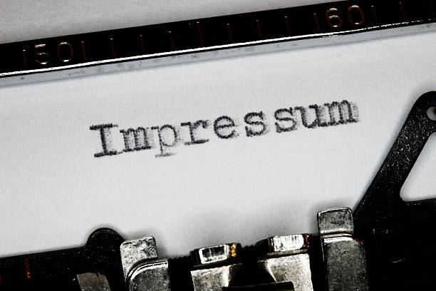 "impressum" eingegeben haben, auf einer alten schreibmaschine - impressum stock-fotos und bilder
