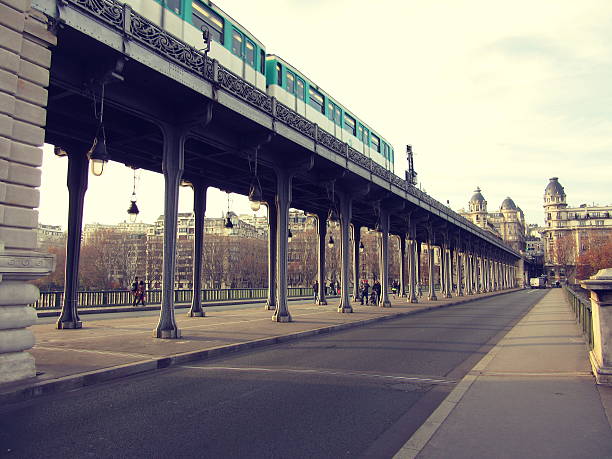pont de bir-hakeim à paris, en france - pub metro paris photos et images de collection