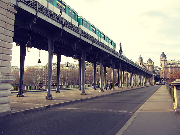 Bir-Hakeim bridge in Paris, France The famous bridge of line 6 subway in Paris, between the 15th and 16th districts. swan at dawn stock pictures, royalty-free photos & images