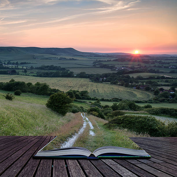 obraz pejzażu lato zachód słońca widok na angielskie wsi stęż - sunlgiht zdjęcia i obrazy z banku zdjęć
