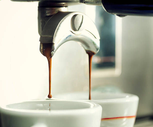에스프레소 머신 제조 컵 커피. - neapolitan specialty 뉴스 사진 이미지