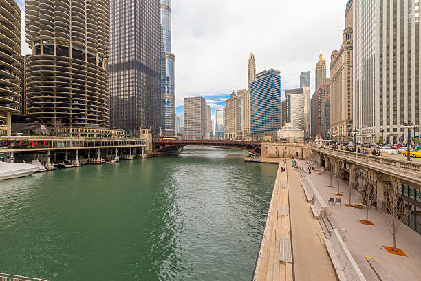 istock Downtown Chicago and Chicago River 527528640