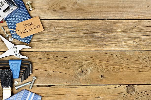 istock Happy Fathers Day gift tag with side border on wood 527531020
