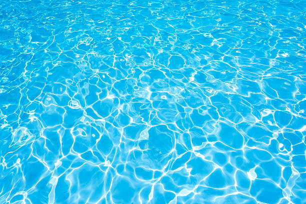 ondulata acqua in piscina witn sole riflesso del sole - ripple foto e immagini stock