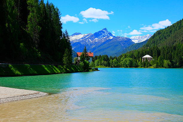 lago de alleghe azul alpino: alpes dolomíticos paisaje idílico, italiana, tirol alpes - belluno veneto european alps lake fotografías e imágenes de stock