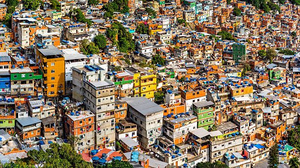 favela rocinha di rio - slum living foto e immagini stock