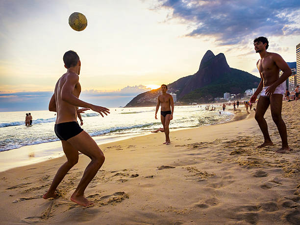 현지인들 게임하기 각 이파네마 해변의, 리우데자네이루, 브라질 - rio de janeiro copacabana beach ipanema beach brazil 뉴스 사진 이미지