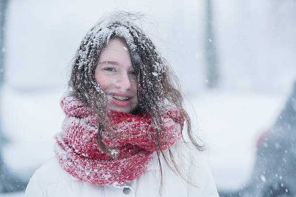 nastolatka w śniegu na ulicy - queens head zdjęcia i obrazy z banku zdjęć
