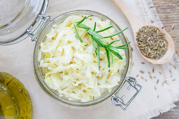 自家製ザウアークラウト、クミンコップの中の瓶、トップビュー - sauerkraut salad coleslaw cabbage ストックフォトと画像