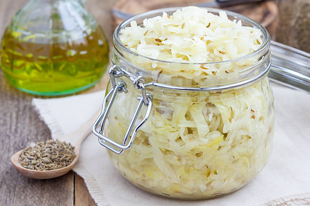 hausgemachte sauerkraut mit kümmel in einem glas einmachglas - sauerkraut salad coleslaw cabbage stock-fotos und bilder