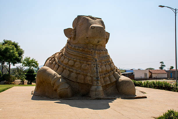 grande escultura do touro em gooty, índia - nandi - fotografias e filmes do acervo