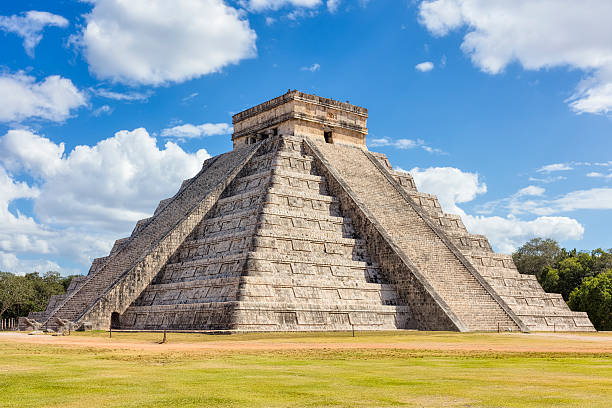 kukulkan/el castillo, pyramide maya chichen itza, mexique - famous pyramid photos et images de collection