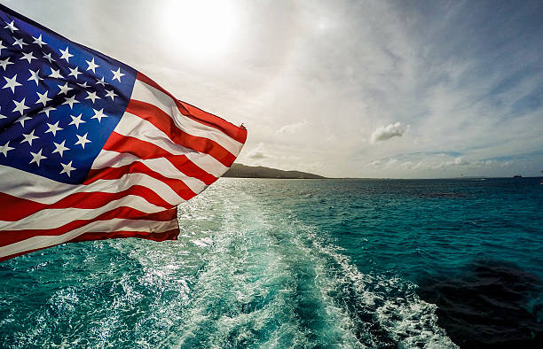amerikanische falg an einem boot im meer - horizontal gestreiften vorhängen stock-fotos und bilder