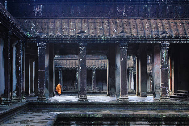 monge budista em angkor wat - cambodia monk buddhism angkor wat - fotografias e filmes do acervo