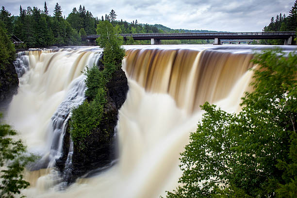 potężne wodospad w thunder bay, kanada - powerfull zdjęcia i obrazy z banku zdjęć