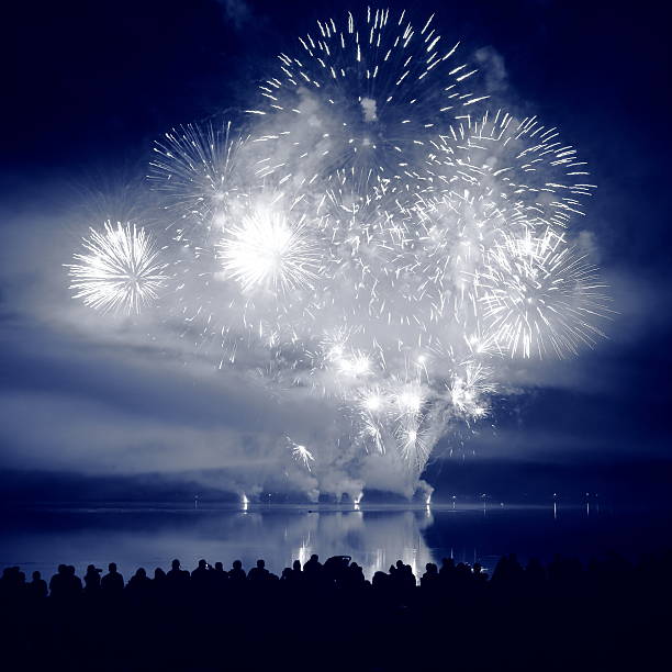 blanco, grande y en fuegos artificiales azul - large group of people flash fotografías e imágenes de stock