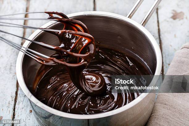 Flüssige Schokolade In Einer Pfanne Stockfoto und mehr Bilder von Schokolade - Schokolade, Kochgeschirr, Etwas herstellen