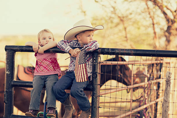 junge texas children - cowboy cowboy hat hat summer stock-fotos und bilder