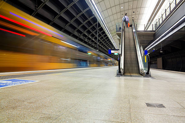 pataforma de estação de metrô - train blurred motion nobody subway train - fotografias e filmes do acervo