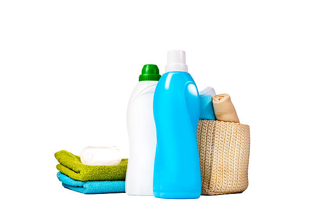 detersivo in bottiglie di plastica blu e bianco - laundry detergent cleaning product concepts measuring cup foto e immagini stock