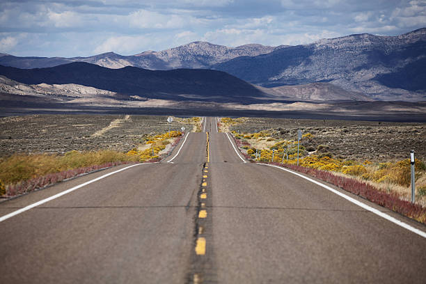 アメリカで孤独 road - small town horizontal highway travel locations ストックフォトと画像