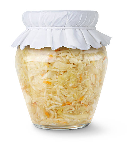 eingelegtem kohl (sauerkraut) in glas jar isoliert auf weiss - sauerkraut salad coleslaw cabbage stock-fotos und bilder