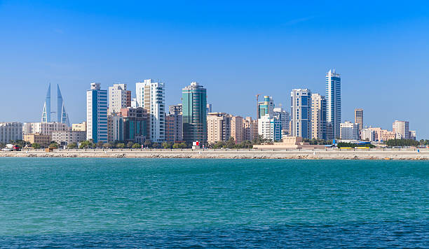 skyline di manama città, bahrain, medio oriente - bahrain foto e immagini stock