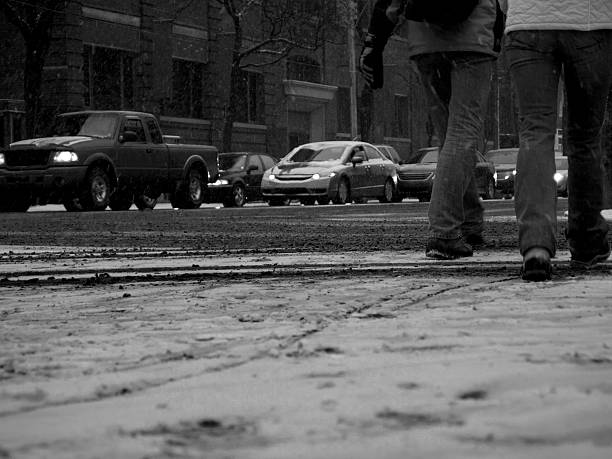 persone a piedi sulla neve - toronto lovelocal ontario canada foto e immagini stock