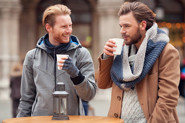 amigos com bebidas quentes ao ar livre no inverno cidade. - drinking tea cup drink imagens e fotografias de stock