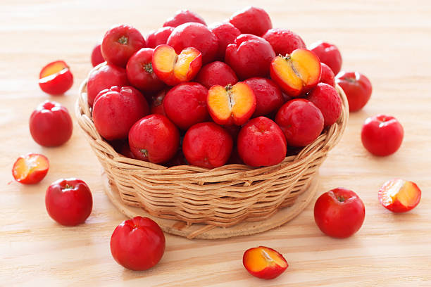 malpighia glabra (빨간색 아세롤라), 열대 과일을 위커 busket - glabra 뉴스 사진 이미지
