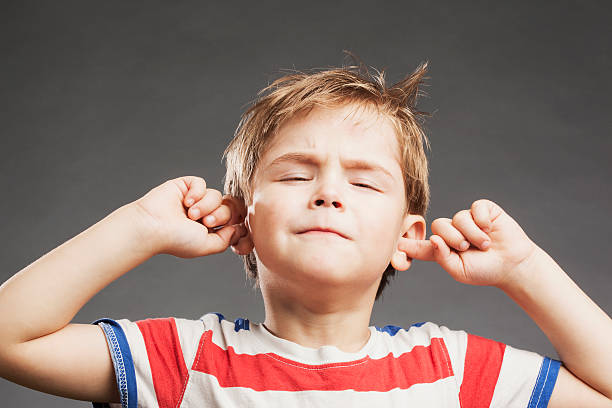 젊은 남자아이 커버링 귀 against 회색 배경 - human ear inconvenience child covering 뉴스 사진 이미지