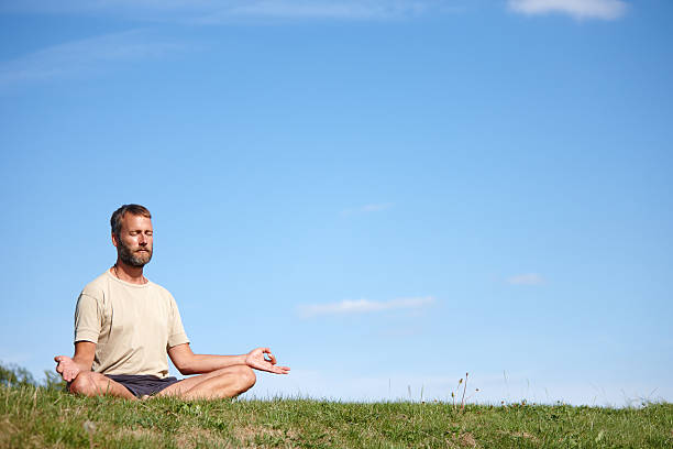 pozwól soul spokoju - zen like nature breathing exercise sitting zdjęcia i obrazy z banku zdjęć