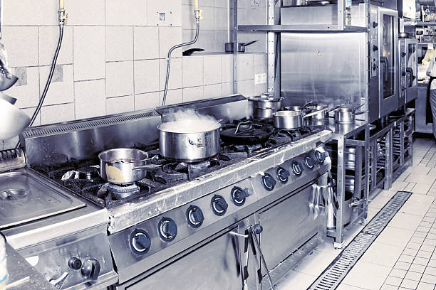 real restaurante cozinha, imagem tonalizada - commercial kitchen restaurant retail stainless steel imagens e fotografias de stock